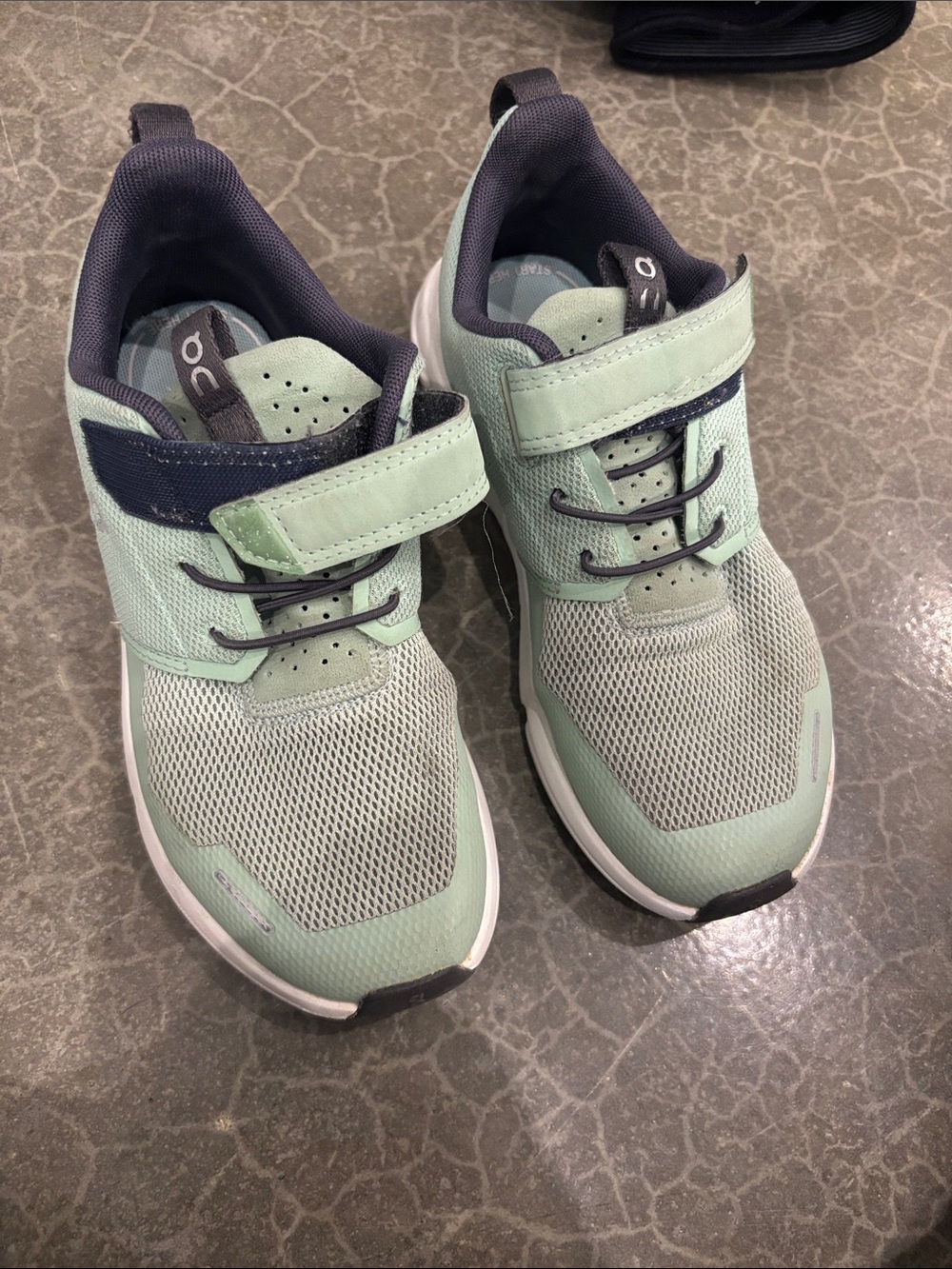 On Running Kids Mint Green and Navy Hook-and-Loop Sneakers
